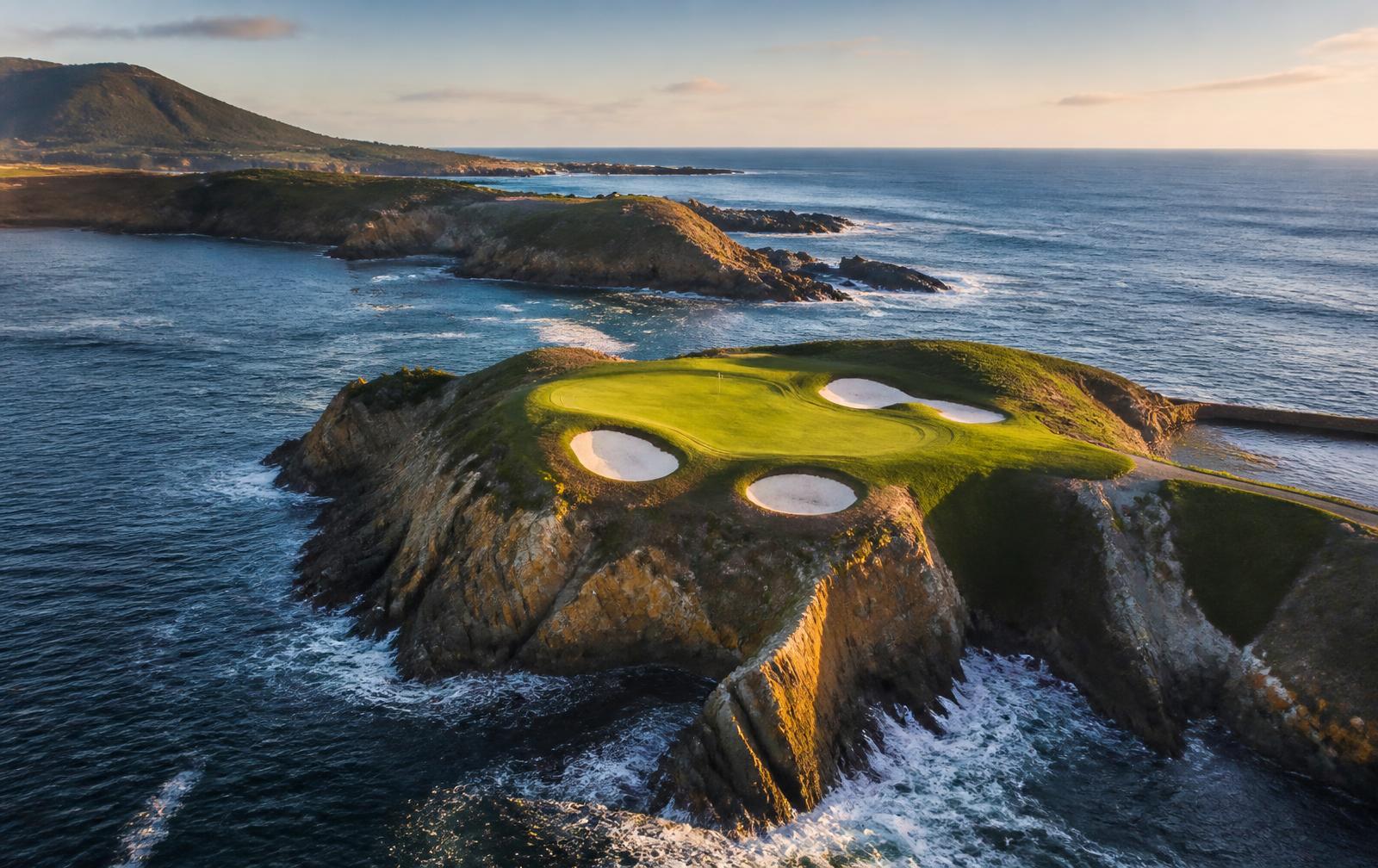 Green semenanjung signature hole yang dikelilingi laut